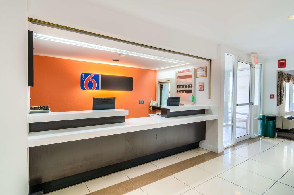 Motel 6 Normal Buitenkant foto
